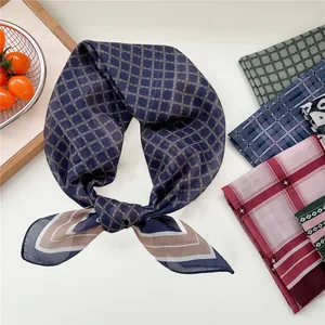 Élégante collection de foulards carrés en soie à motifs vintage pour le cou ou les cheveux.