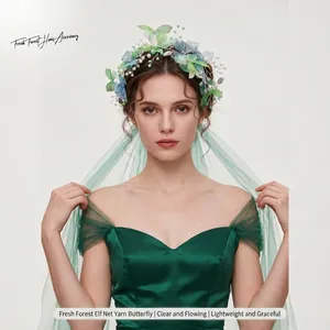 Gros plan d'un modèle portant un bandeau papillon de style forêt avec perles