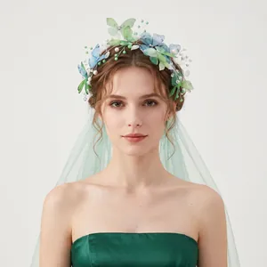 Serre-tête papillon style fée avec perles porté par un mannequin avec un voile vert