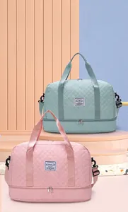 Detail von gesteppten Reisetaschen mit separatem Schuhfach für Damen