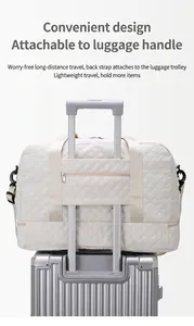 Detail der hinteren Trolley-Hülle der gesteppten Reisetasche am Griff eines Reisekoffers.