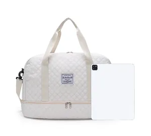 Große gesteppte Reisetasche neben einem Tablet zur einfachen Größenreferenz dargestellt.