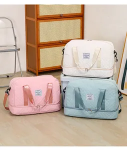 Gesteppte Reisetaschen mit großem Fassungsvermögen und Nass-Trocken-Trennung in drei Farben.