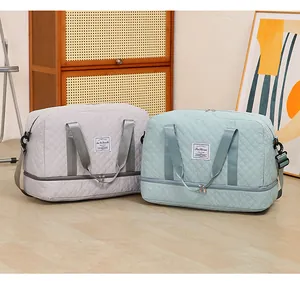 Detail von zwei gesteppten Reisetaschen in Grau und Mintgrün für Sport und Fitness