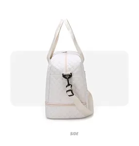 Detailansicht eines weißen gesteppten Fitness-Reisetasche mit verstellbarem Tragegurt.