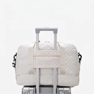 Hochwertige gesteppte Reisetasche mit integrierter Trolley-Aufsteckfunktion für Koffer