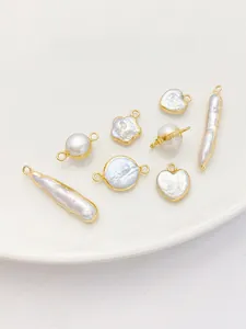 Vista detallada de varios colgantes de perlas barrocas doradas para la creación de joyas DIY.