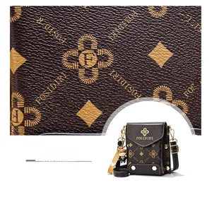 Dettaglio di materiale in pelle testurizzata con elegante stampa monogramma per borsa