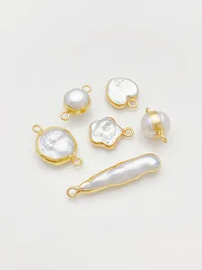 Primer plano de varios colgantes de perlas barrocas naturales con marcos dorados para joyería DIY.