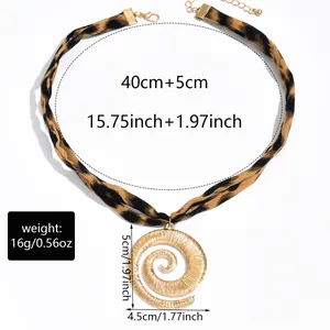 Vista dettagliata della collana girocollo leopardata con ciondolo a spirale d'oro e misure