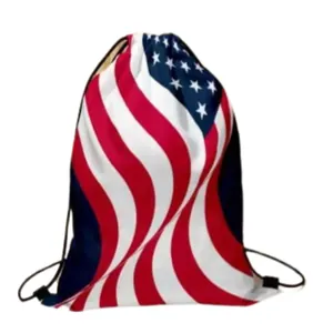 Vista dettagliata dello zaino con coulisse impermeabile con stelle e strisce della bandiera USA