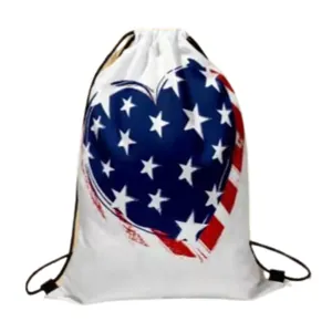 Dettaglio della sacca a coulisse Independence Day con stampa a cuore bandiera USA.