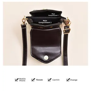 Vista dettagliata degli scomparti interni di una piccola borsa a tracolla vintage