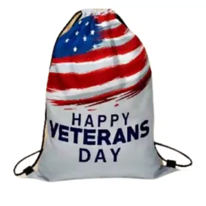 Dettaglio della borsa con coulisse impermeabile con bandiera USA e stampa Veterans Day
