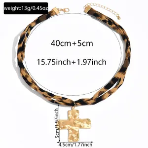 Collana choker leopardata in tessuto con pendente a croce martellata dorata, 40+5cm.