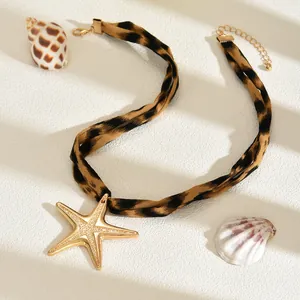 Vista dettagliata della collana choker leopardata con ciondolo a stella marina dorata