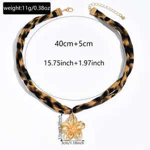 Dimensioni dettagliate per la collana girocollo leopardata con ciondolo a fiore