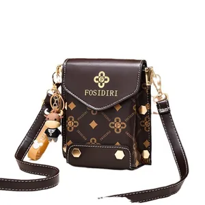 Elegante borsa a tracolla marrone da donna con stampe moda e simpatico portachiavi a toro