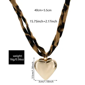 Dimensioni dettagliate della collana con ciondolo a cuore oro e laccio leopardato
