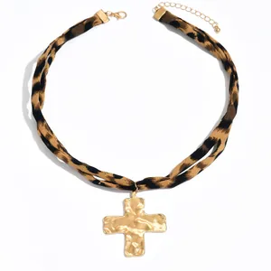 Collana girocollo leopardata con un grande pendente a croce in oro martellato e strutturato