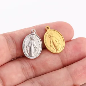 Makroansicht von zwei ovalen Wunderbare Medaille Anhängern aus Edelstahl für Schmuck