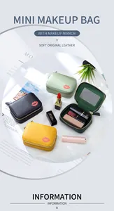 Nahaufnahme von Mini-Leder-Kosmetiktaschen mit Spiegel und Lippenstiften auf Magazin.
