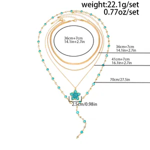 Vue détaillée montrant les dimensions du collier doré à fleurs bleues et cristaux