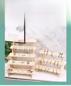 Supporto a più livelli in legno di pino per gioielli e oggetti da collezione dettaglio