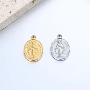 Nahaufnahme von vintage Edelstahl-Ovals für religiöse Anhänger in Gold und Silber
