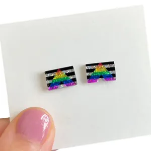 Vue détaillée des boucles d'oreilles rectangulaires à paillettes avec motif triangle