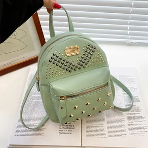 Élégant petit sac à dos en similicuir vert menthe pour femme avec clous métalliques