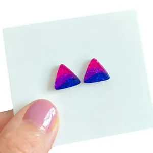 Vue détaillée des boucles d'oreilles triangulaires pailletées à dégradé rose et bleu