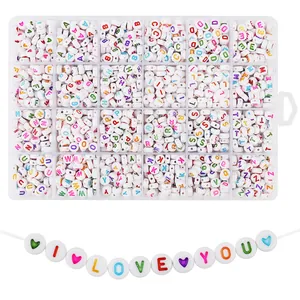 Visualizzazione dettagliata del set di perle alfabeto 4x7mm con 1400 pezzi e cuori