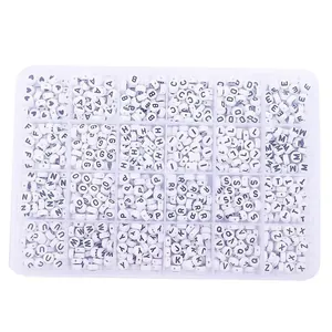 Contenitore con 1400 perline alfabeto e cuore bianche 4x7mm per creazioni fai da te