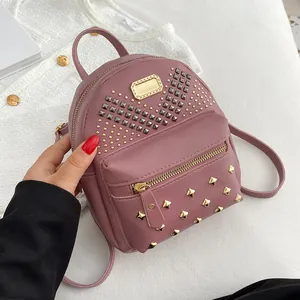 Mini sac à dos élégant en cuir PU mauve avec motifs décoratifs de clous dorés