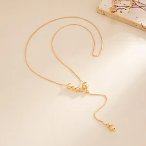Détail du collier chaîne serpent doré ajustable avec perles sphériques polies