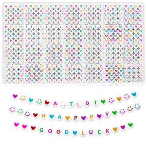 Set di 1400 perle colorate 4x7mm con lettere, smile e cuori in scatola