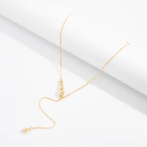 Collier chaîne serpent doré élégant avec perles dorées réglables.