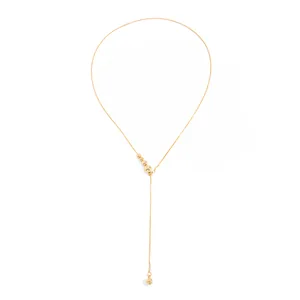 Détail du collier lariat en maille serpent dorée orné de perles métalliques chic