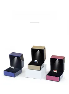 Boîtes à bijoux carrées en cuir PU avec lumière LED en trois couleurs élégantes