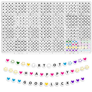 Set di 1400 perline fai-da-te con 28 stili di lettere 4x7mm, cuori e faccine sorridenti.