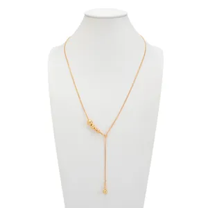 Vue détaillée du collier en Y minimaliste à chaîne serpent dorée avec perles polies.
