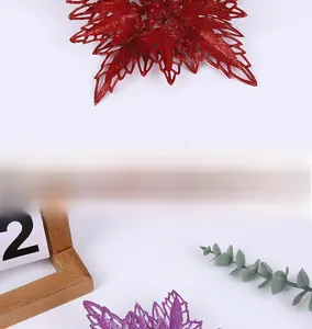 Détail de la texture d'une fleur de Noël à double couche avec une finition pailletée rouge