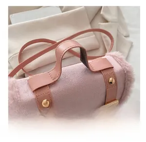 Nahaufnahme einer rosa Plüsch-Handtasche mit Griff und Goldnieten