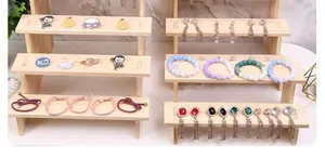 Vista dettagliata del supporto in legno a 3 livelli per gioielli e accessori vari