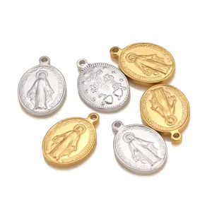 Detailansicht von ovalen religiösen Anhängern aus Edelstahl in Gold- und Silberoptik