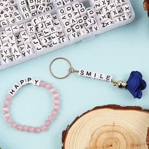 Dettaglio macro di 1400 perline con lettere fai-da-te con bracciale e portachiavi fatti a mano