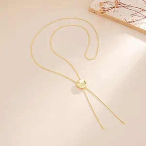 Détail du collier chaîne serpent doré ajustable avec perle ronde coulissante minimaliste