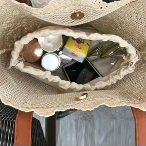 Innenansicht einer Strohtasche mit Spitze, die Kapazität und Kordelzugfutter zeigt