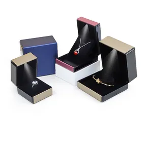Boîtes à bijoux LED haut de gamme pour bagues, colliers et bracelets en couleurs
